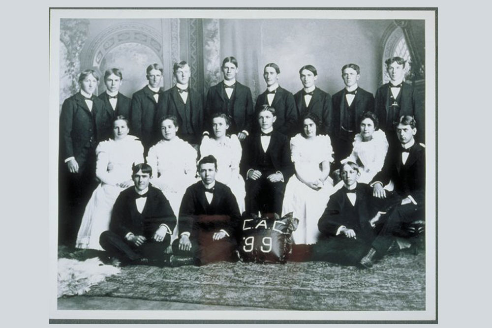 Class of 1899, Connecticut Agricultural College. Fourteen men and five women in posed picture